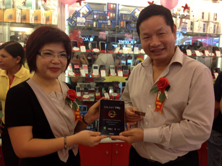 Anh Bình là khách đầu tiên đã mở hàng cho Shop Hồ Tùng Mậu trong ngày khai trương. Ảnh: Thanh Tú. Anh Bình là khách đầu tiên đã mở hàng cho Shop Hồ Tùng Mậu trong ngày khai trương. Ảnh: Thanh Tú.