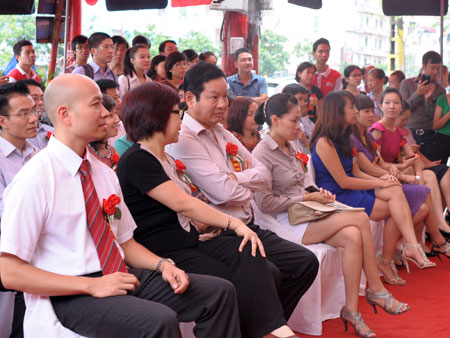 9h sáng, Lễ ra mắt cửa hàng mới thu hút sự quan tâm của nhiều đối tác, khách hàng. 9h sáng, Lễ ra mắt cửa hàng mới thu hút sự quan tâm của nhiều đối tác, khách hàng.