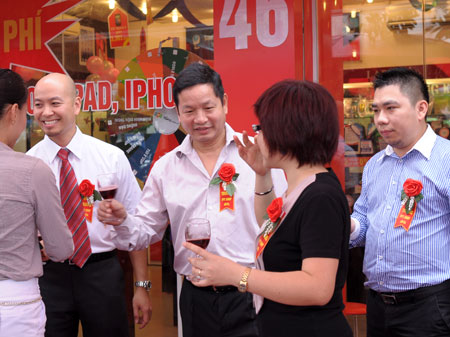 Nâng ly chúc mừng shop và cám ơn các đối tác. Nâng ly chúc mừng shop và cám ơn các đối tác.