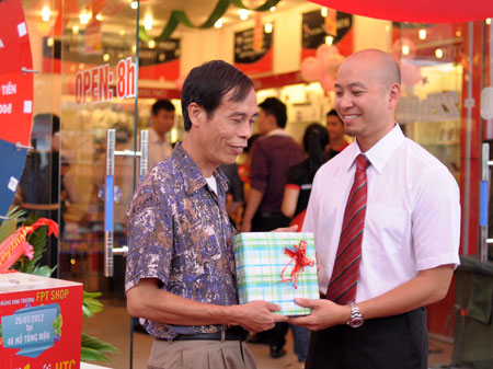 Giám đốc kinh doanh FPT Retail Nguyễn Lê Minh trao quà cho khách hàng may mắn. Giám đốc kinh doanh FPT Retail Nguyễn Lê Minh trao quà cho khách hàng may mắn.