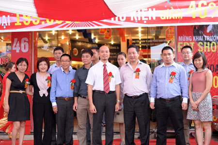 Ban lãnh đạo FPT Retail chụp ảnh lưu niệm cùng các đối tác. Ban lãnh đạo FPT Retail chụp ảnh lưu niệm cùng các đối tác.