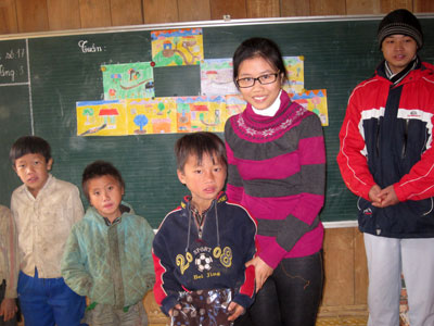 Đào Thị Quỳnh Trang bên những em nhỏ miền núi. Ảnh: NVCC.