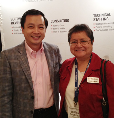 Giám đốc FUSA Bùi Hoàng Tùng chụp ảnh cùng một khách hàng lâu đời của công ty. Ảnh: FUSA.