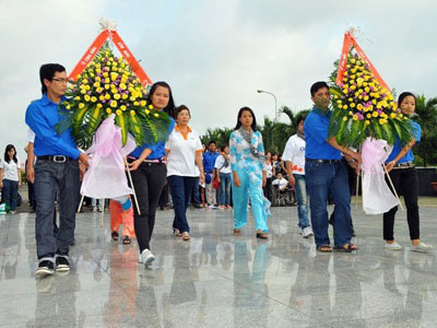 Hành trình Chim Én 2012 tại các tỉnh Phú Yên, Huế, TP HCM đã hướng về ngày thương binh liệt sỹ 27/7. Ảnh: C.T.