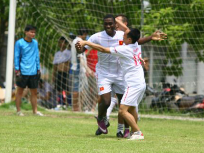 Xuân Quỳnh và John ăn mừng bàn thắng trước sự sững sờ của thủ môn FPT Telecom. Ảnh: Trọng Thành.