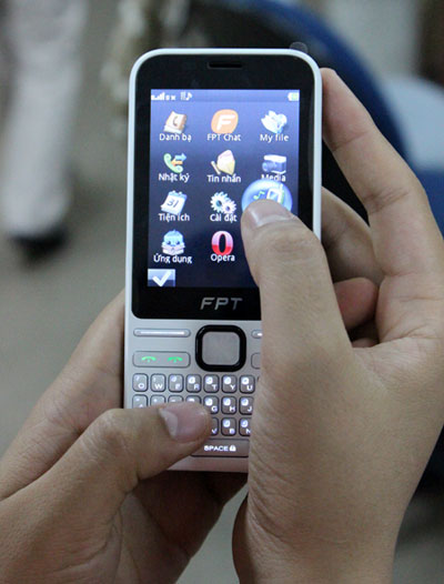 Điện thoại FPT Chat có 2 sim, màn hình cảm ứng rộng 2,8 inch, độ phân giải QVGA 240 x 320 pixel .