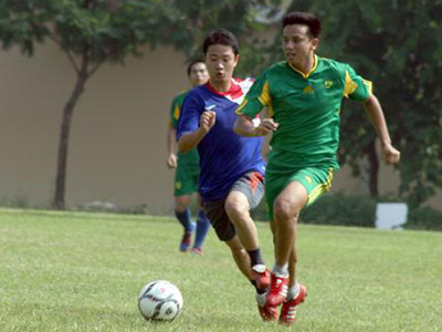 Tiền đạo Nguyễn Văn Trung (ĐH FPT - bên phải) là một trong 2 người đã lập được cú đúp tại Cup 13/9. Ảnh: Bùi Khánh.