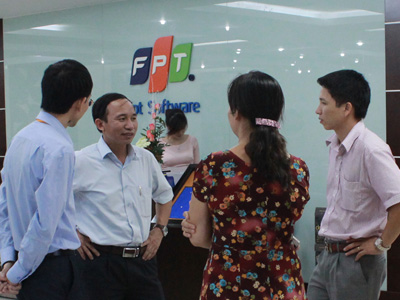 Vụ trưởng Vụ CNTT, Bộ TT&TT Nguyễn (áo xanh) trong chuyến khảo sát tại FPT Đà Nẵng. Ảnh: Hoàng Sơn.