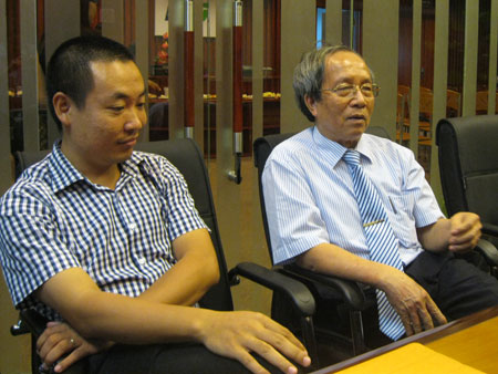 Giáo sư Nguyễn Tiến Đích tới từ khá sớm. Ông tranh thủ có buổi trao đổi về công việc cá nhân của mình với Ban quản trị FLI.