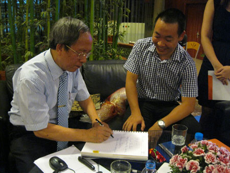 Giáo sư Nguyễn Tiến Đích để lại bút danh tặng FLI. Với ông, việc đến tham gia chương trình tại FPT là một duyên gặp mặt.