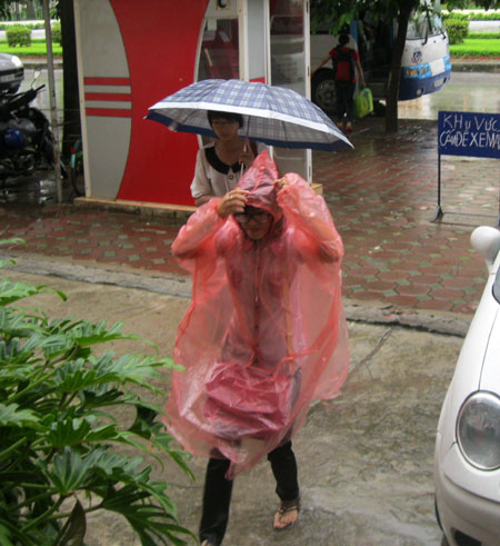 Nhiều thí sinh mặc áo mưa đi thi mà vẫn ướt.
