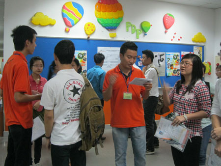 Đội sinh viên tình nguyện hướng dẫn các thí sinh tìm địa điểm phòng thi.