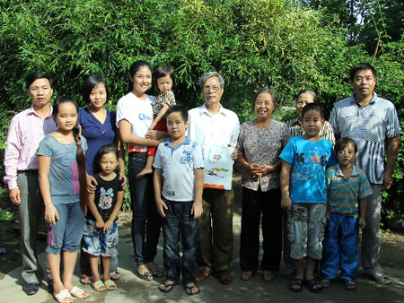 Thăm các gia đình chính sách tại Phường Bạch Hạc.