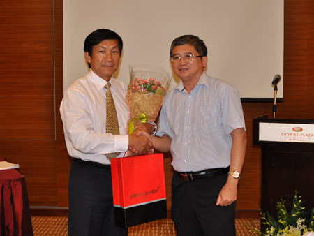 Giáo viên Chủ nhiệm lớp, Phó Chủ tịch HĐQT FPT Bùi Quang Ngọc tặng quà cho khách mời. Giáo viên Chủ nhiệm lớp, Phó Chủ tịch HĐQT FPT Bùi Quang Ngọc tặng quà cho khách mời.