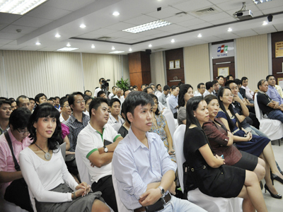 Gần 100 lãnh đạo đã tham gia nghe anh Bình chia sẻ trực tiếp. Hơn 1.000 CBNV đã theo dõi chương trình qua http:leadtlak.ho.fpt.vn. Ảnh: Nguyên Văn.