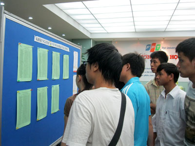 Các thí sinh tham dự kỳ thi tuyển sinh vào Đại học FPT ngày 19/8. Ảnh: Thanh Nga.