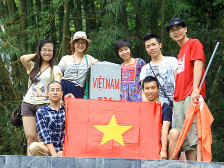 Tại Cột mốc biên giới Việt Nam – Trung Quốc.
