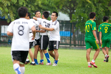 Các cầu thủ FPT IS ăn mừng bàn thắng của Đức Phương (số 11). Ảnh: Minh Hà.