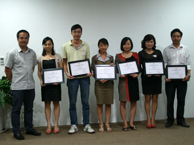 TGĐ FPT Telecom Nguyễn Văn Khoa trao chứng chỉ tốt nghiệp cho các học viên. Ảnh: Lại Phượng.