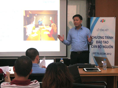 Các học viên trình bày bài thu hoạch tại lễ sơ kết chương trình Đào tạo cán bộ nguồn FPT Telecom vào ngày 8/9 vừa qua. Ảnh: Thanh Nga.