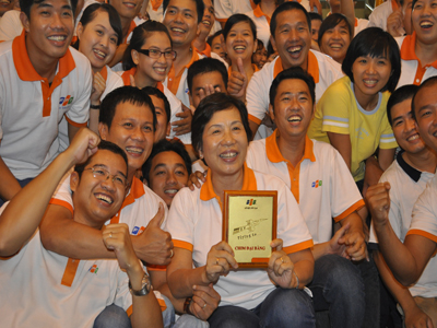 Chị Trương Thanh Tranh trao ngôi Vô địch Hội thao toàn đoàn cho FPT Telecom.