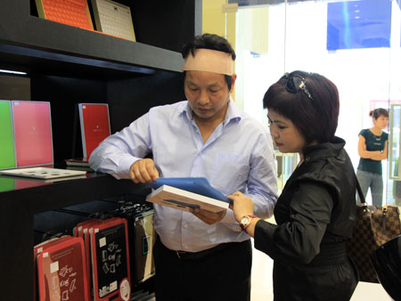 Phó TGĐ FPT Retail Trịnh Hoa Giang gợi ý cho anh Bình lấy chiếc ốp lưng màu xanh.