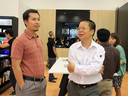 Vì bận họp giao ban nên Giám đốc điều hành FPT Trading Hà Nội Nguyễn Quang Minh đến khá muộn.