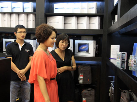 Trưởng phòng Hành chính tổng hợp FPT Trading Nguyễn Thị Thanh Hà cũng bị thu hút bởi quầy hàng phụ kiện.