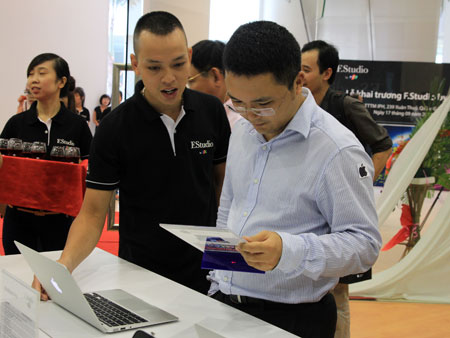Phó TGĐ FPT Software Nguyễn Khải Hoàn xem cấu hình của Macbook.