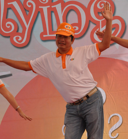 Chủ tịch HĐQT FPT Trương Gia Bình nhiệt tình nhảy nhất.