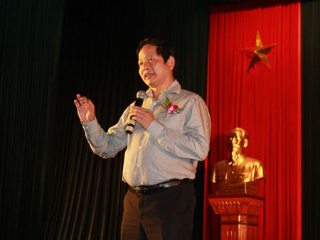 Chủ tịch HĐQT Trương Gia Bình với phần 'truyền lửa' cho các tân sinh viên.
