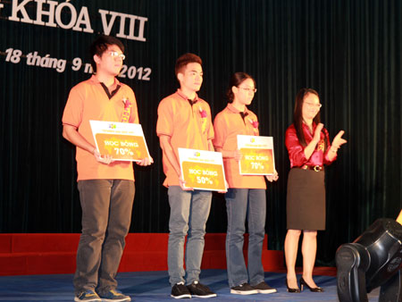 Phó TGĐ FPT Chu Thanh Hà thay mặt Ban lãnh đạo nhà trường trao học bổng cho các sinh viên có điểm thi cao.