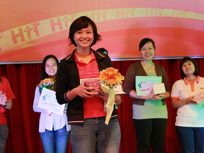 Chị Nguyễn Thị Thanh Huyền là người giành cú đúp giải thưởng Chuyên môn Nhân sự FPT 2012. Ảnh: Bích Ngọc.