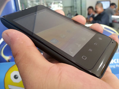 FPT F8 là chiếc điện thoại 3G, có đầy đủ các tính năng giải trí của smartphone với mức giá rẻ gần 2,2 triệu đồng.