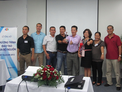 Phó TGĐ FPT Telecom (thứ hai từ trái sang) trao thưởng cho nhóm bảo vệ đề tài xuất sắc nhất.