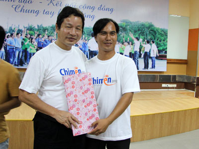 Đại diện mạng lưới thiện nguyện miền Trung tặng quà cho anh Bình.