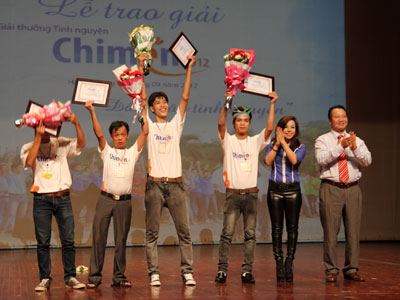 Minh Chuyên tham gia trao giải cho 4 cá nhân và tổ chức được cộng đồng mạng bình ch