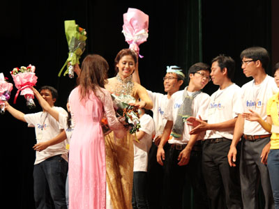 Hoa hậu Biển trao cúp và hoa cho Top 20 tổ chức lọt vào Top 3 Chim Én 2012. Ảnh: Tô Ngà.