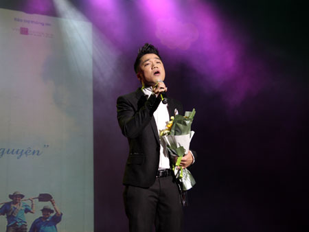 Anh đã biểu diễn ca khúc 'Cám ơn tình yêu tôi' khiến các tình nguyện viên bị mê hoặc bởi giọng hát đẹp.