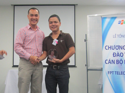 Anh Linh tiếp tục trao thưởng cho học viên xuất sắc nhất lớp Trưởng phòng 1.