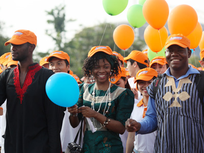 Trong hàng ngàn sắc cam trắng có mặt tại sân tập Quốc gia Mỹ Đình xuất hiện những màu áo lạ. Các sinh viên ĐH FPT đến từ Nigeria, Ghana... đã đến chung vui và tham gia vào đoàn diễu hành.