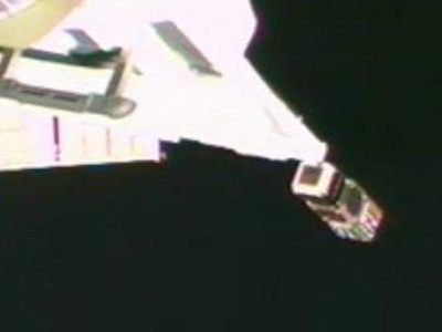 Vệ tinh F-1 (ở giữa) đã được thả thành công khỏi ISS bằng cánh tay robot. Ảnh: JAXA.