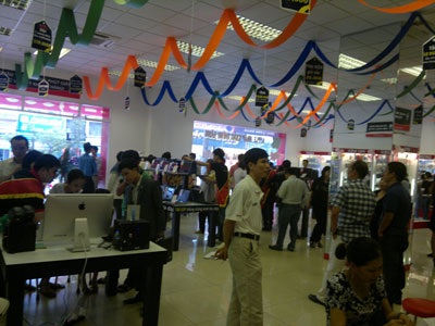 Sáng ngày 6/10, trời mưa cả sáng, lượng khách đến thăm quan, mua sắm tại Shop vẫn đông đúc.