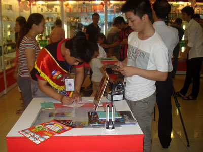 Do thời tiết thuận lợi và nhiều chương trình khuyến mãi nên shop thu hút rất đông khách mua hàng.