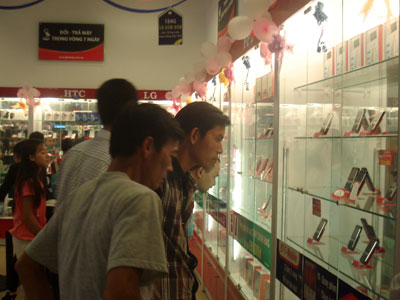 Theo quản lý shop Thái Bình Đặng Đình Hà, từ khi mở bán, doanh số bán hàng rất tốt, ổn định. Trong đó, mặt hàng có sức tiêu thụ mạnh là Laptop và điện thoại.