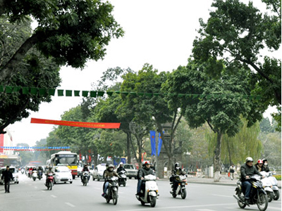 Phố Đinh Tiên Hoàng nằm bên bờ hồ Hoàn Kiếm. Ảnh: Internet.