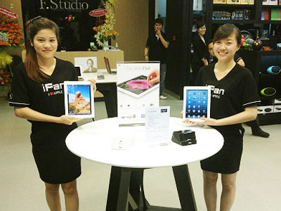 Áo thun cao cấp iFan được dành tặng cho các tín đồ của Apple khi mua iPad. Ảnh: F.Studio.