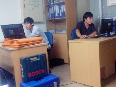 Đội kỹ thuật FPT Telecom chi nhánh Đà Nẵng trực bão. Ảnh: Ngọc Hoàng.