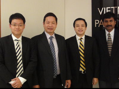 Giám đốc FUSA Bùi Hoàng Tùng (thứ hai từ phải qua) chụp ảnh cùng Chủ tịch HĐQT FPT Trương Gia Bình tại New York. Ảnh: FUSA.