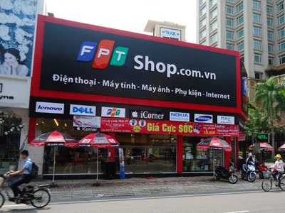 FPT Shop Huế là shop đạt chuẩn về nhận diện thương hiệu của FPT Retail. Cửa hàng hiện có 28 nhân viên. Ảnh: Trung Hiếu.